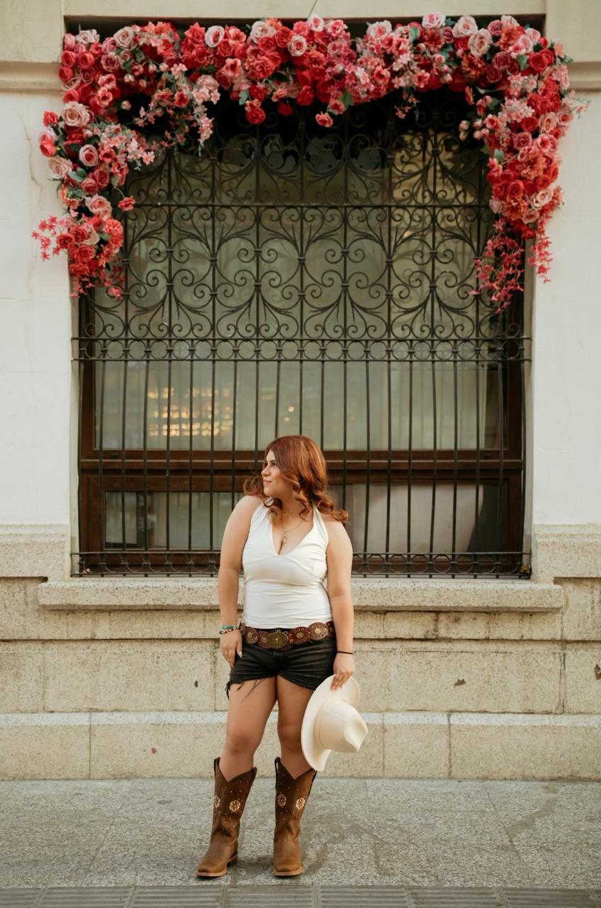 Barbi bajo un arco de flores