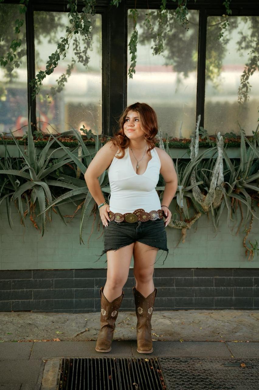 Barbi posando con botas vaqueras